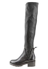 Bota negra hasta la rodilla hecha de cuero texturizado, con punta redonda, un tacón bajo y una pestaña lateral para facilitar el calzado.