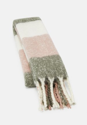 Foldet blød tørklæde med brede, vandrette striber i grøn, pink og hvid, med frynser i enderne.