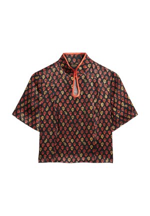 Blouse à manches courtes en tissu noir avec un motif floral rouge et or. Encolure en forme de clé remarquable avec une bordure rouge contrastante.