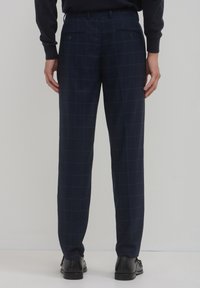 Marineblau karierten Hosen aus strukturiertem Stoff, mit geradem Schnitt, zwei Gesäßtaschen mit Knöpfen und einem glatten Bund.