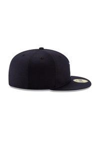 Gorra de béisbol negra con un diseño estructurado, visera plana y detalles de costura. Cuenta con ojales de ventilación y una etiqueta de marca en el lateral.