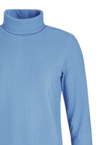 Blau gerippter Rollkragenpullover mit langen Ärmeln, der einen strukturierten Stoff und eine figurbetonte Silhouette aufweist.