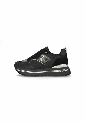 Sneaker neri realizzati con un mix di materiali, tra cui suede e mesh, con una suola spessa, accenti argentati e una finitura testurizzata.