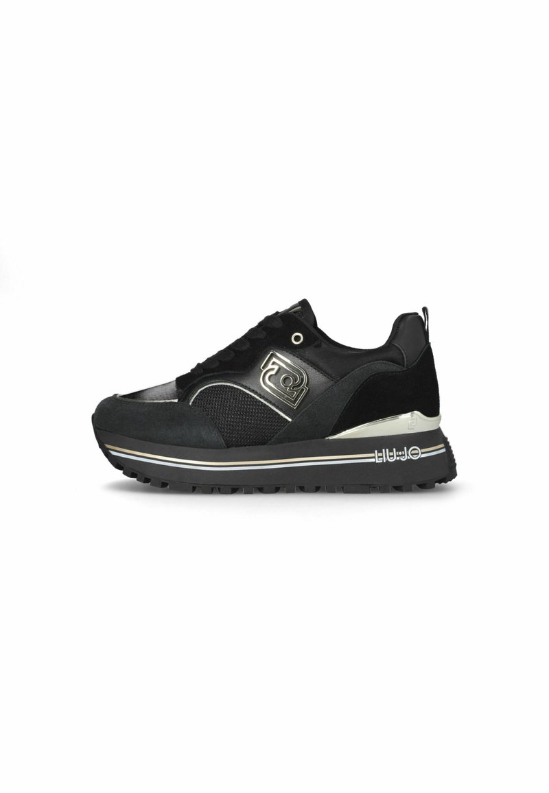 Sneaker neri realizzati con un mix di materiali, tra cui suede e mesh, con una suola spessa, accenti argentati e una finitura testurizzata.