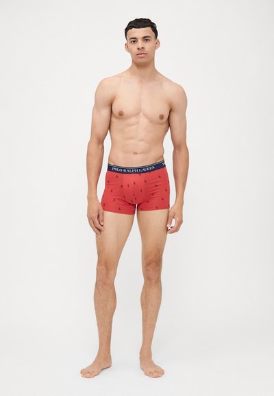 Boxer-culottes rouges avec un motif, taille élastique avec le texte "POLO RALPH LAUREN" et une coupe ajustée.