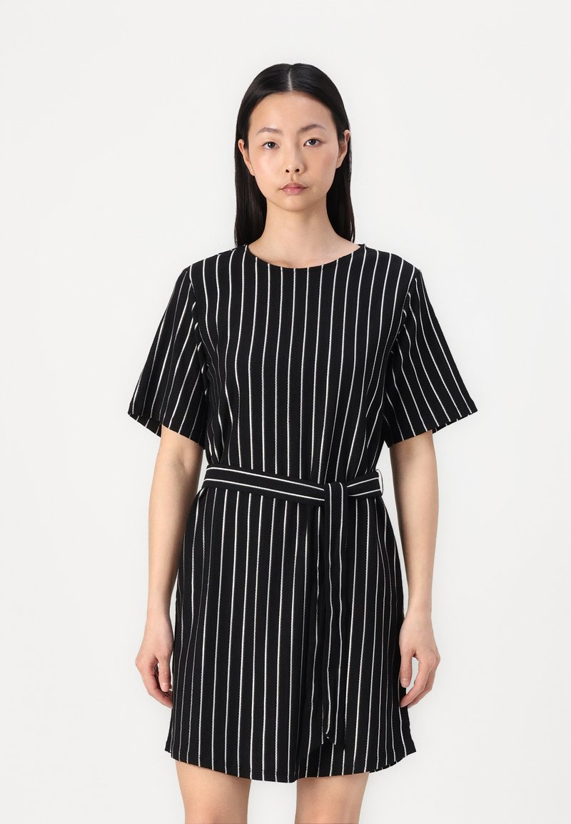 Vestido listrado em preto e branco com mangas curtas, gola redonda, cinto na cintura e um corte relaxado. O tecido parece leve e texturizado.