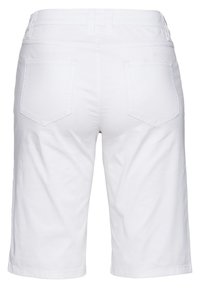 Pantalones cortos blancos hasta la rodilla con dos bolsillos traseros y presillas para cinturón, mostrados sobre un fondo blanco liso.