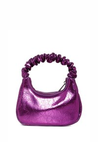 Borsa a mano metallica viola con superficie texture, forma arrotondata e manico elastico arricciato. Include una chiusura con zip per uno stoccaggio sicuro.