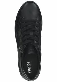 Zapatilla negra de cuero con cierre de cordones, cremallera lateral, acentos de ante y suela de goma. Presenta la marca "GEOX RESPIRA" en el interior.
