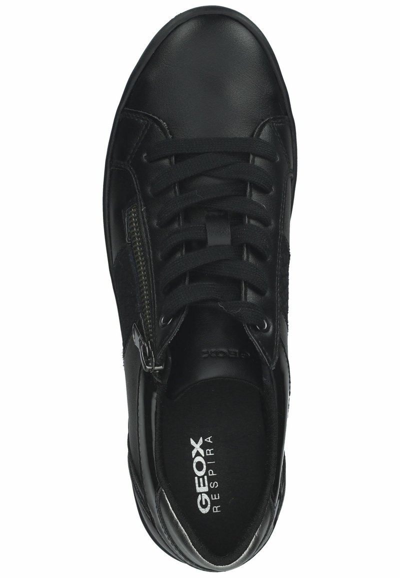 Zapatilla negra de cuero con cierre de cordones, cremallera lateral, acentos de ante y suela de goma. Presenta la marca "GEOX RESPIRA" en el interior.