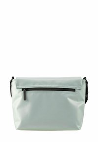 Borsa a tracolla rettangolare di colore grigio chiaro con tasca frontale con zip orizzontale e tracolla nera regolabile attaccata ai lati.