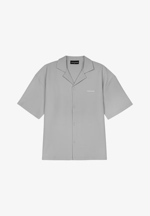 Gaiši pelēks īsām piedurknēm krekls ar ribota tekstūra, ar poga priekšpusi un iegrieztu apkakli. Iekļauj logo druku kreisajā krūšu zonā.