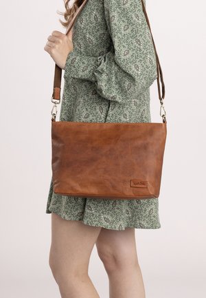 Borsa a tracolla in pelle marrone con una texture liscia, forma rettangolare e un dettaglio con logo. Tracolla regolabile con dettagli in metallo.