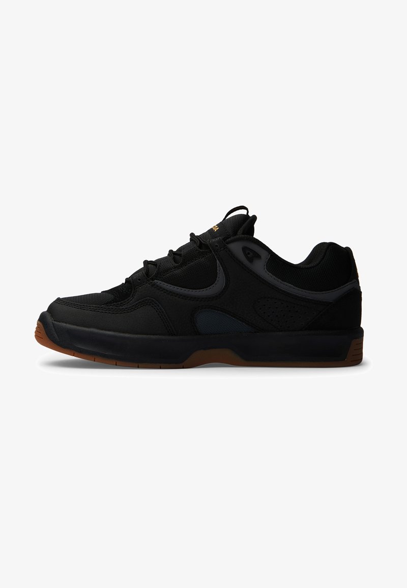 Pantofi sport negri din materiale de plasă și suede, cu un design cu șireturi, talpă căptușită și talpă din cauciuc de tip gumă. Accente discrețe de branding.