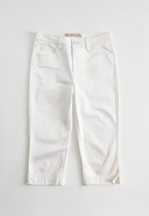 Jean blanc court en denim avec poches avant et arrière, passants pour ceinture, fermeture par bouton et petites fentes latérales à l’ourlet.
