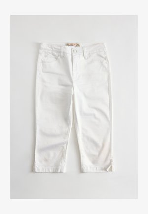 Jean blanc court en denim avec poches avant et arrière, passants pour ceinture, fermeture par bouton et petites fentes latérales à l’ourlet.
