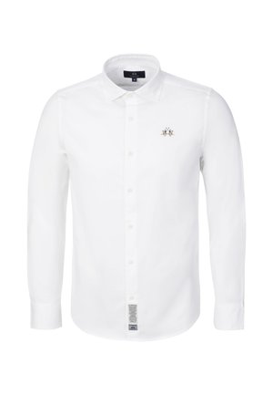 Weißes, langärmliges Hemd mit Knopfleiste, klassischem Kragen, besticktem Logo auf der linken Brust und einem Pflegeetikett aus Stoff nahe dem unteren Vorderteil.