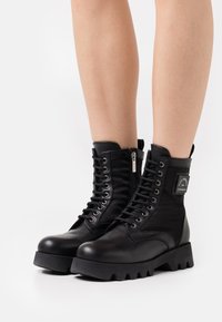 KARL LAGERFELD Kotníkové boty na platformě - black