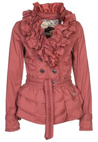 Gerimpeld koraalroze jasje met een getailleerde taille, dubbelzijdige knopen en gelaagde peplumzoom. Kenmerkt een hoge, gerimpelde kraag en riem.