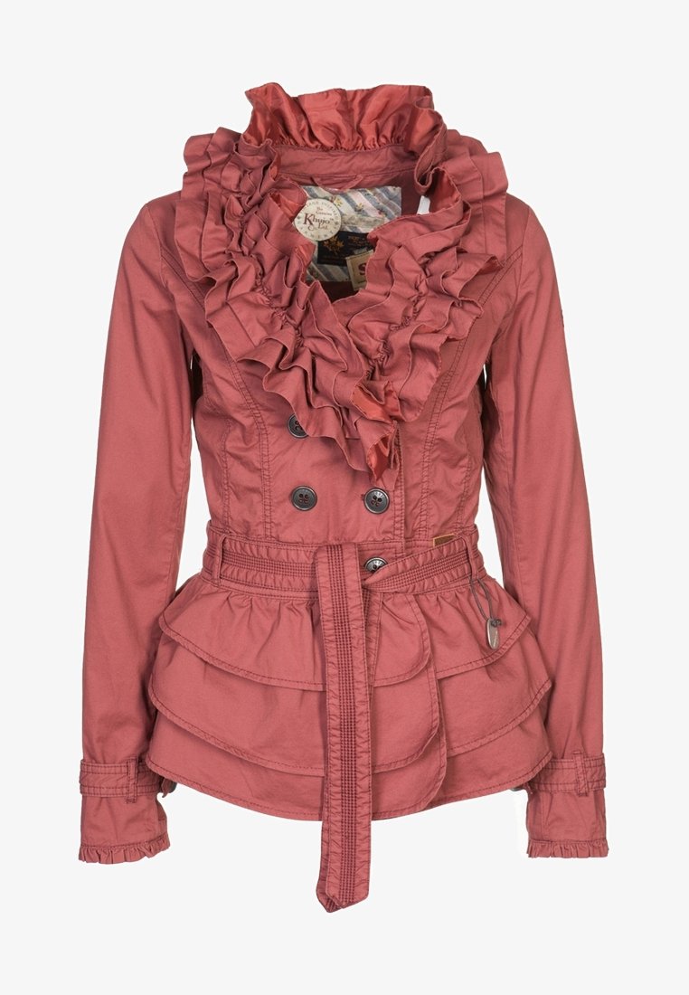 Gerimpeld koraalroze jasje met een getailleerde taille, dubbelzijdige knopen en gelaagde peplumzoom. Kenmerkt een hoge, gerimpelde kraag en riem.