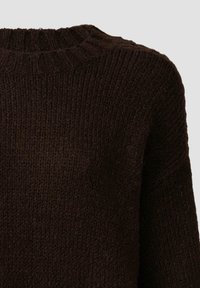 Maglione lavorato a maglia marrone scuro con colletto a girocollo ribattuto e motivo a maglia testurizzata sul tessuto.