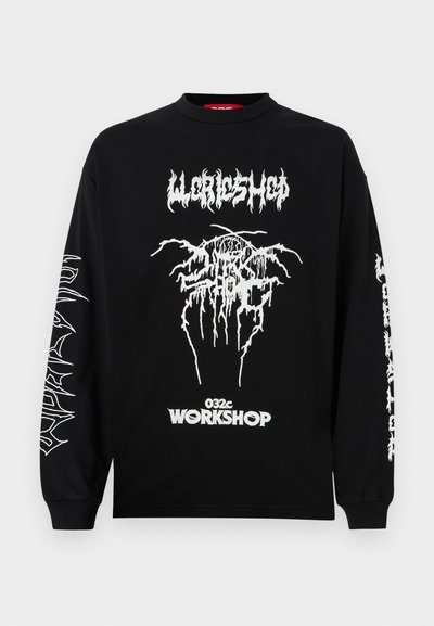 Μαύρο μπλουζάκι με μακριά μανίκια κατασκευασμένο από βαμβάκι, που διαθέτει λευκά γραφικά εκτυπωμένα στο μπροστινό μέρος και στα μανίκια, συμπεριλαμβανομένων στυλιζαρισμένων κειμένων και σχεδίων.