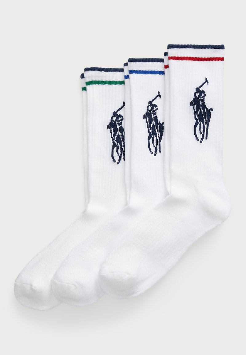 Trois paires de chaussettes blanches avec logo de joueur de polo bleu marine ; dotées de rayures colorées en haut : vert, bleu et rouge. Tissu texturé.
