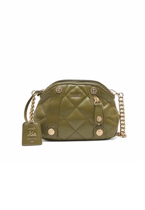 Sac bandoulière matelassé vert olive avec une bandoulière en chaîne dorée, boutons décoratifs, détail zippé et étiquette de marque attachée.
