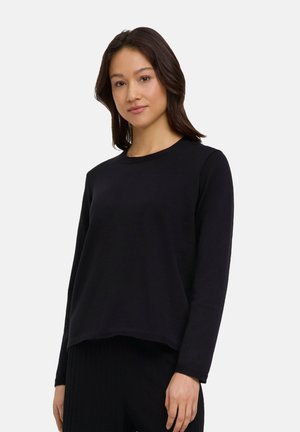 Schwarzes Langarmshirt aus weichem Stoff, mit rundem Halsausschnitt und lockerer Passform, sichtbar genäht an den Ärmeln und dem Saum.