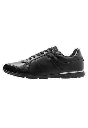Sort læder Versace Jeans sneakers med snørelukning foran, lav profil sål og diskret prægning på siden.