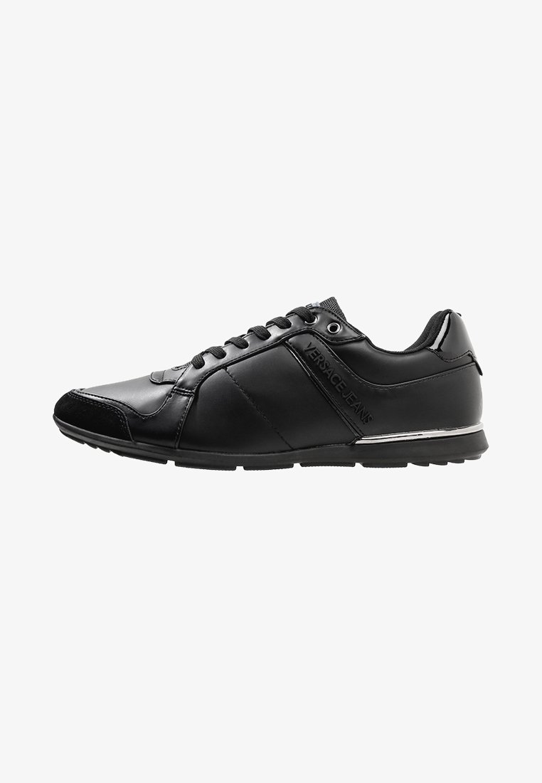 Baskets en cuir noir Versace Jeans avec fermeture à lacets à l’avant, semelle profil bas et marquage embossé discret sur le côté.
