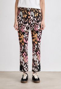 Gemusterten Hosen mit einem Schmetterlingsdesign in Schwarz, Pink, Orange und Weiß. Bequeme Passform mit geradem Bein und elastischem Bund.
