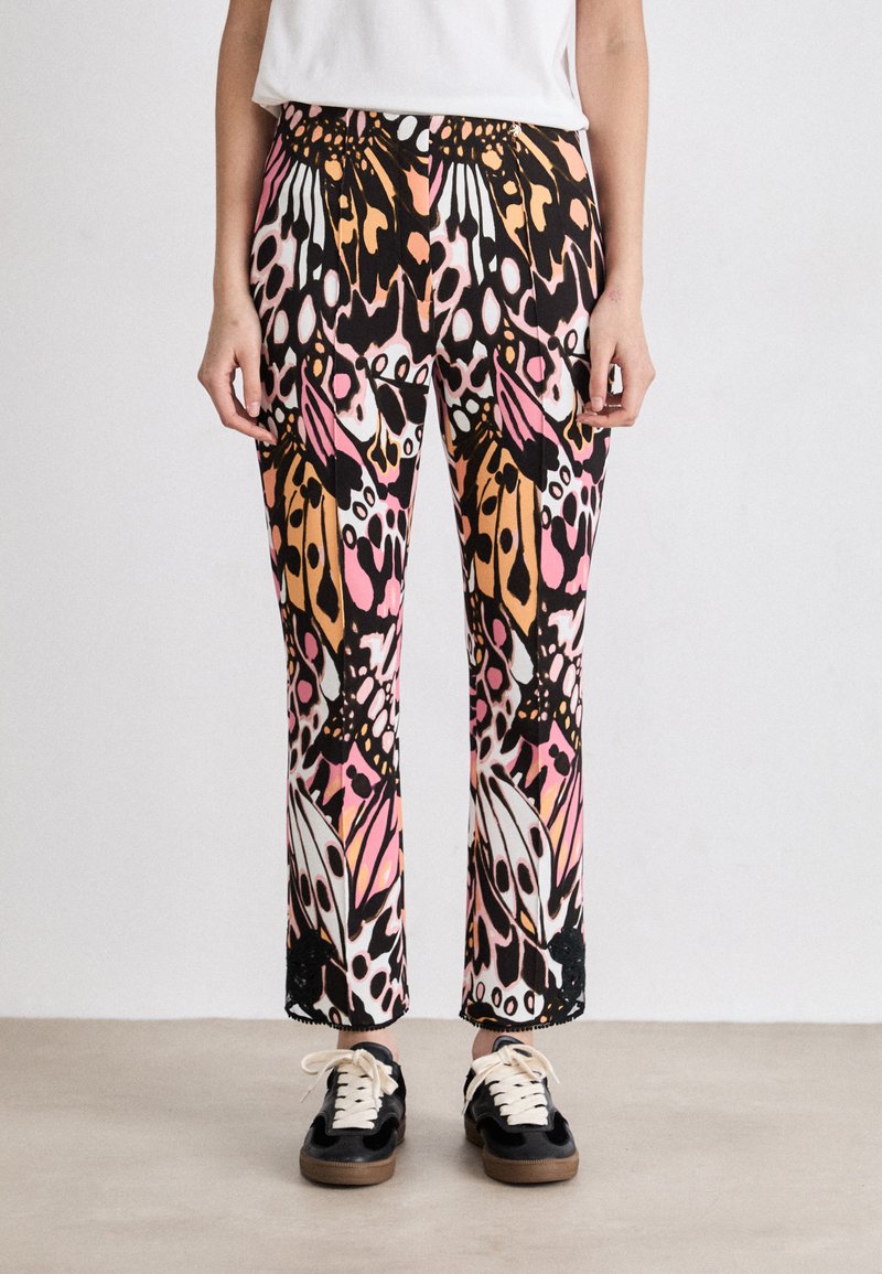 Gemusterten Hosen mit einem Schmetterlingsdesign in Schwarz, Pink, Orange und Weiß. Bequeme Passform mit geradem Bein und elastischem Bund.