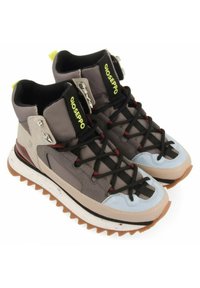 Zapatillas altas grises con múltiples texturas, cordones negros y un acento azul claro. Presentan una suela de goma con dibujo serrado y marca.