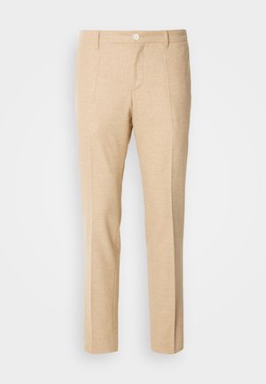Pantalons beiges ajustés en tissu texturé, design à jambes droites, plis avant et fermeture à bouton unique à la taille.