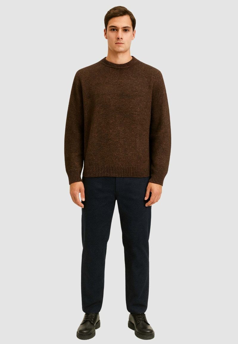 Maglione marrone lavorato a maglia con scollatura rotonda, polsini e orlo a coste. Abbinate a pantaloni scuri e scarpe nere stringate. Design semplice.