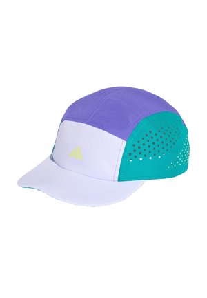 Witte, paarse en blauwgroene sportpet met ventilatiegaten aan de zijkanten en een klein geel logo op het voorpaneel.