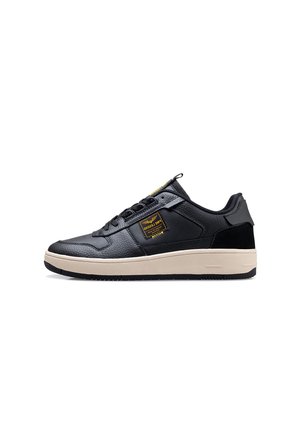 Baskets noires avec un cuir texturé et des accents en daim, semelle en caoutchouc crème et étiquette jaune. Présente un design classique à tige basse et des lacets plats.