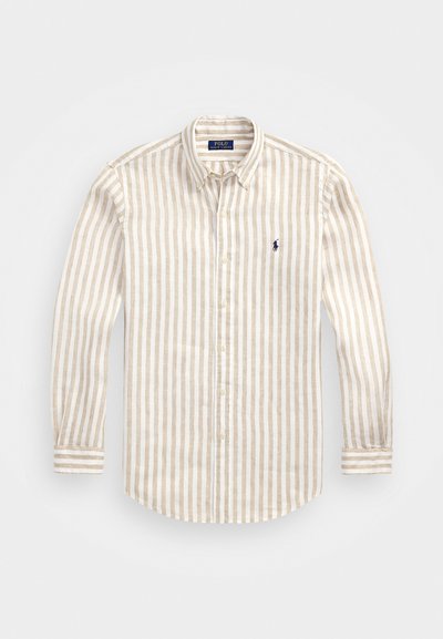 Camisa de manga longa às riscas em bege e branco, mistura de algodão, com colarinho abotoado, apresenta um pequeno logótipo azul no lado esquerdo do peito.