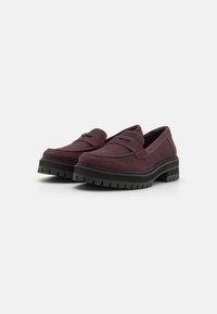 Burgundijas zamšādas loafers ar biezu melnu gumijas zoli, ar šuvju detaļām un mazu priekšējo siksniņu. Gluda tekstūra, zema griezuma dizains.