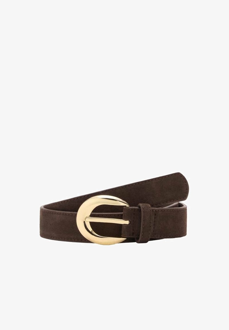 Ceinture en daim marron foncé avec une boucle métallique dorée brillante arrondie et une passante assortie sur fond blanc.
