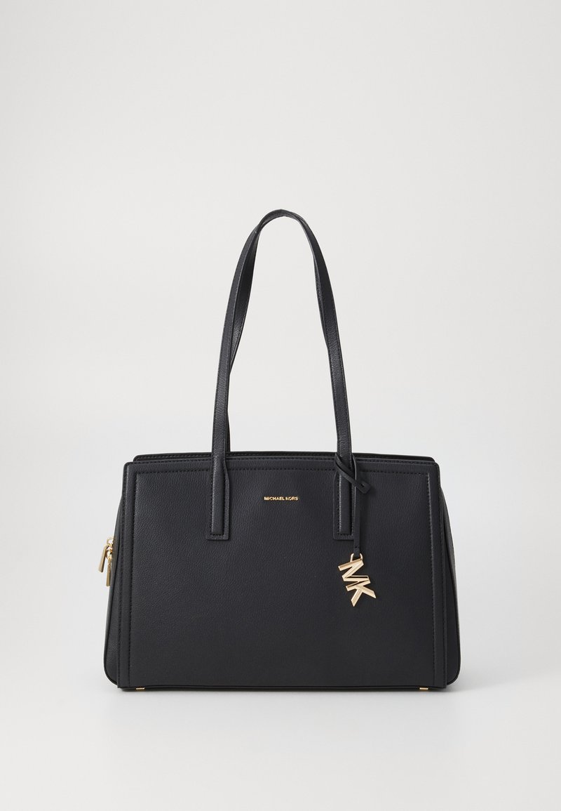 Schwarze Lederhandtasche mit doppelten Griffen, goldenen Logo-Details und einem Anhänger. Rechteckige Form mit strukturiertem Design und glatter Textur.