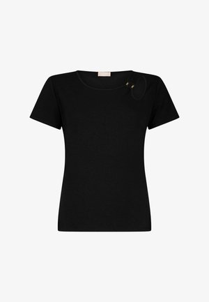 Czarny t-shirt z krótkim rękawem i okrągłym dekoltem, o gładkiej teksturze, z dwoma złoconymi akcentami w pobliżu ramienia.