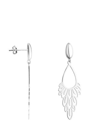 Boucles d’oreilles goutte en argent ; l’une avec une tige ovale lisse et une barre fine, l’autre avec une tige ovale et une forme de goutte ouverte détaillée avec des découpes en forme de plumes.