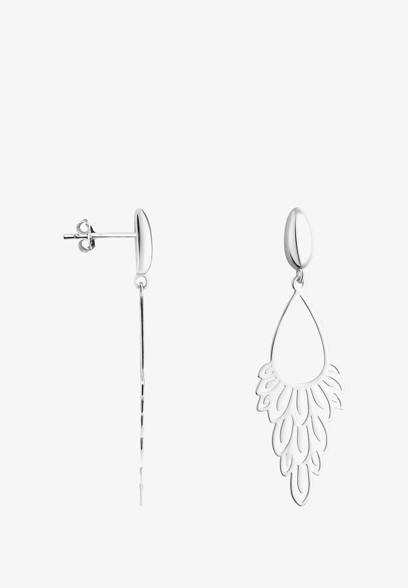Boucles d’oreilles goutte en argent ; l’une avec une tige ovale lisse et une barre fine, l’autre avec une tige ovale et une forme de goutte ouverte détaillée avec des découpes en forme de plumes.