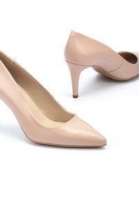 Beige leren hoge hakken met een puntige neus, slanke stiletto hak en een uitsnijding aan de zijkant. Gladde textuur, minimale hardware.