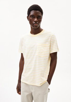 Gestreepte korte mouw t-shirt in lichtgeel en wit katoen, met een ronde halslijn en een borstzak. Zachte textuur, comfortabele pasvorm.