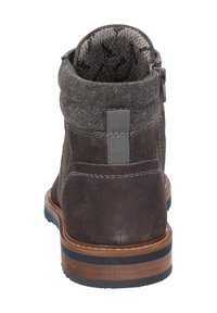 Stivale ankle in suede marrone con gambale a maglia grigia, cerniera laterale e suola in gomma blu a contrasto. Presenta un tacco rinforzato e dettagli di cucitura.