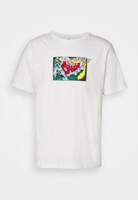 Camiseta de algodón blanca con un estampado gráfico colorido estilo cómic que incluye texto y manos, ubicado en el centro frontal.