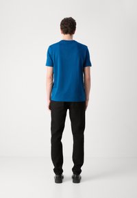 BOSS TEE - Apdrukāts T-krekls - open blue